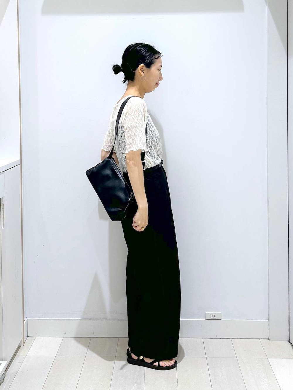 ブラック系のその他パンツ、ブラック系のショルダーバッグ、ホワイト系のTシャツ/カットソーを着用したレディースの夏コーディネートの4枚目の写真