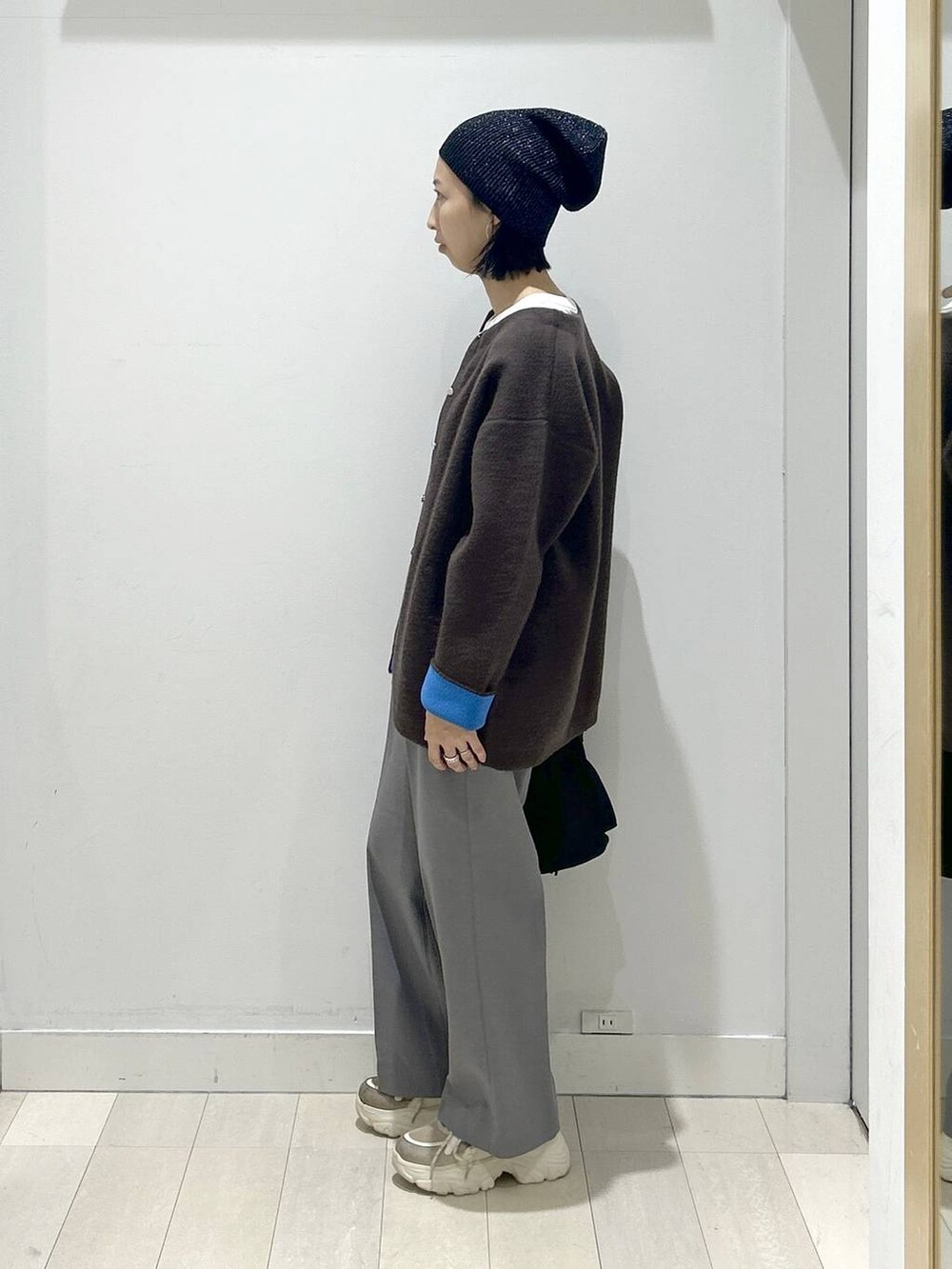 ブラック系のショルダーバッグ、グレー系のその他パンツ、ホワイト系のTシャツ/カットソーを着用したレディースの秋コーディネートの4枚目の写真