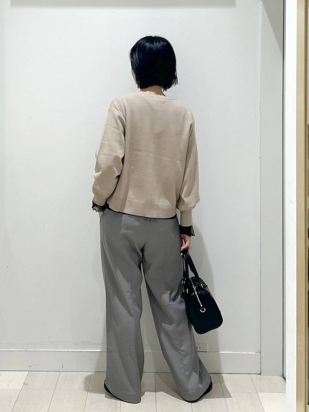 ブラック系のローファー、ブラック系のTシャツ/カットソー、グレー系のその他パンツを着用したレディースの秋コーディネートの3枚目の写真