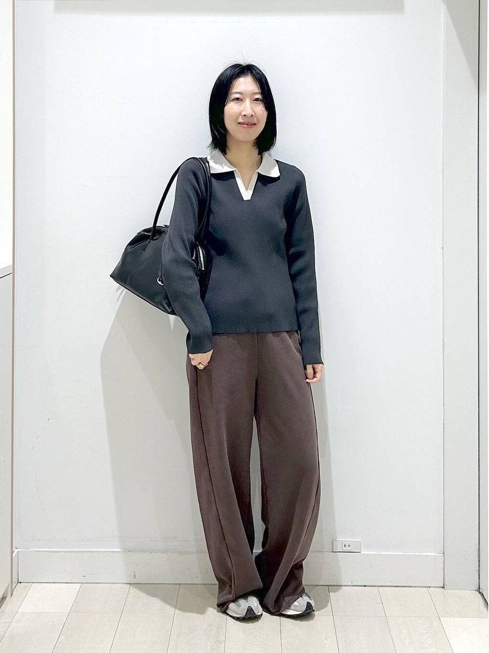 ブラック系のボストンバッグ、グレー系のニット/セーター、ブラウン系のスウェットパンツを着用したレディースの冬コーディネートの5枚目の写真