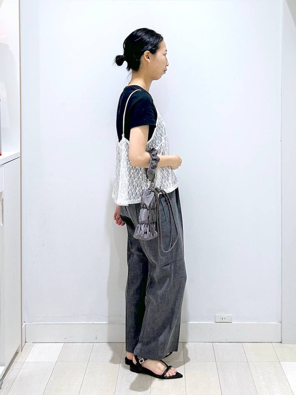 グレー系のトートバッグ、グレー系のその他パンツ、ブラック系のTシャツ/カットソーを着用したレディースの夏コーディネートの4枚目の写真