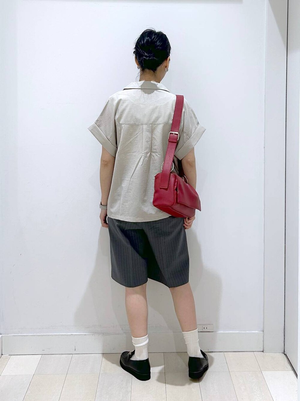 ブラック系のローファー、ベージュ系のシャツ/ブラウス、ホワイト系のタンクトップを着用したレディースの夏コーディネートの3枚目の写真
