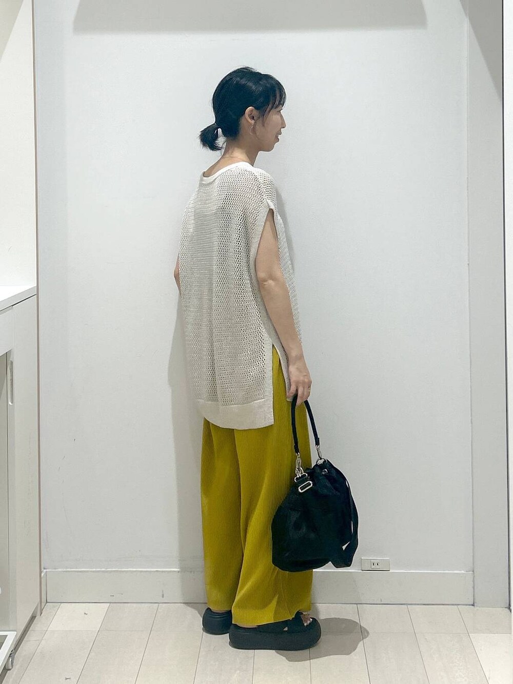 ブラック系のサンダル、ベージュ系のTシャツ/カットソー、イエロー系のその他パンツを着用したレディースの夏コーディネートの2枚目の写真