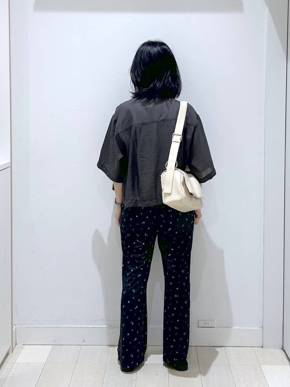 グレー系のシャツ/ブラウス、ホワイト系のタンクトップ、ブラック系のサンダルを着用したレディースの夏コーディネートの3枚目の写真