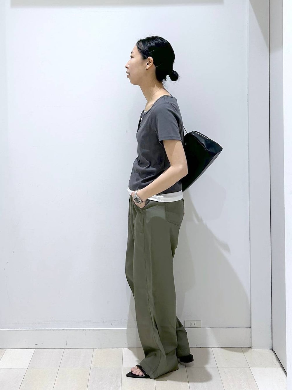 ブラック系のショルダーバッグ、グリーン系のその他パンツ、グレー系のTシャツ/カットソーを着用したレディースの夏コーディネートの2枚目の写真