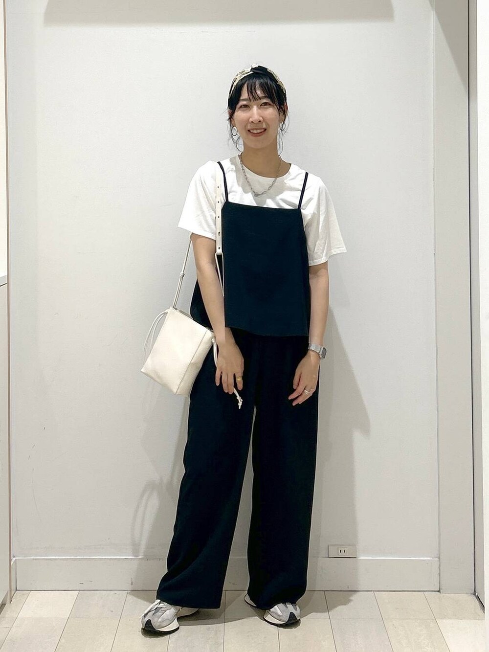 ホワイト系のショルダーバッグ、ブラック系のサロペット/オーバーオール、ブラック系のその他ヘアアクセサリーを着用したレディースの夏コーディネートの5枚目の写真