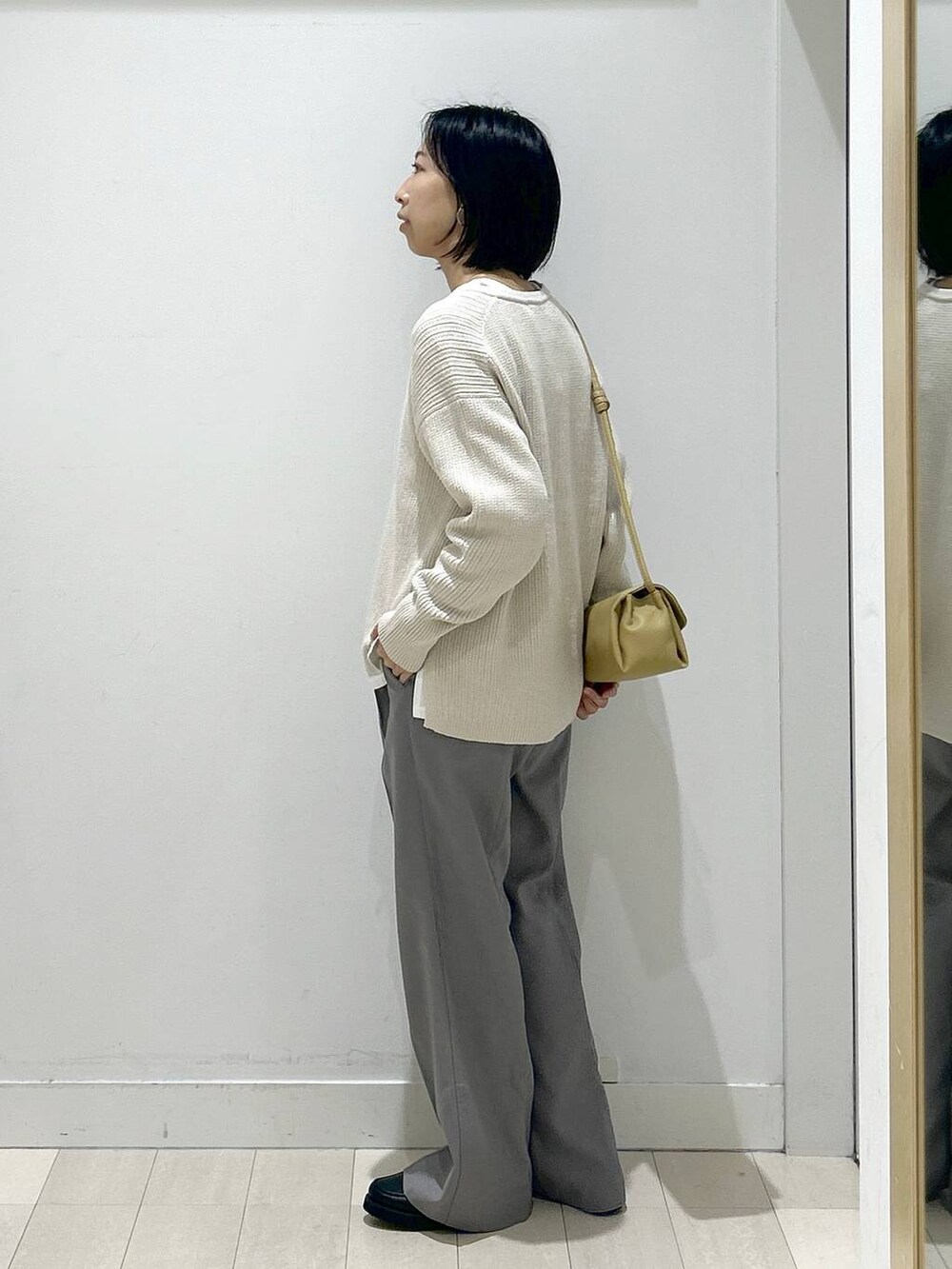 ブラック系のローファー、イエロー系のショルダーバッグ、ホワイト系のTシャツ/カットソーを着用したレディースの秋コーディネートの4枚目の写真