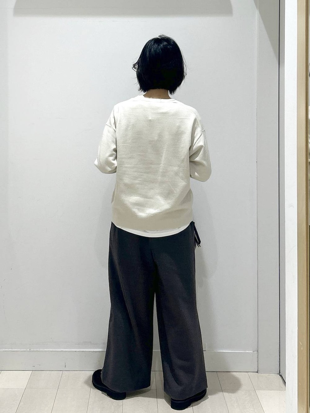 ブラック系のボストンバッグ、ブラック系のローファー、ホワイト系のTシャツ/カットソーを着用したレディースの秋コーディネートの3枚目の写真