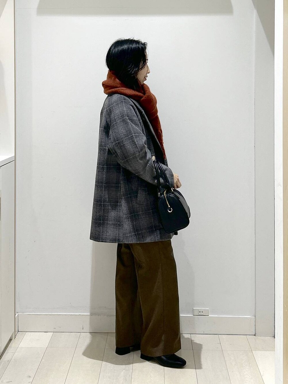 その他のチェスターコート、ホワイト系のニット/セーター、ブラウン系のその他パンツを着用したレディースの冬コーディネートの2枚目の写真