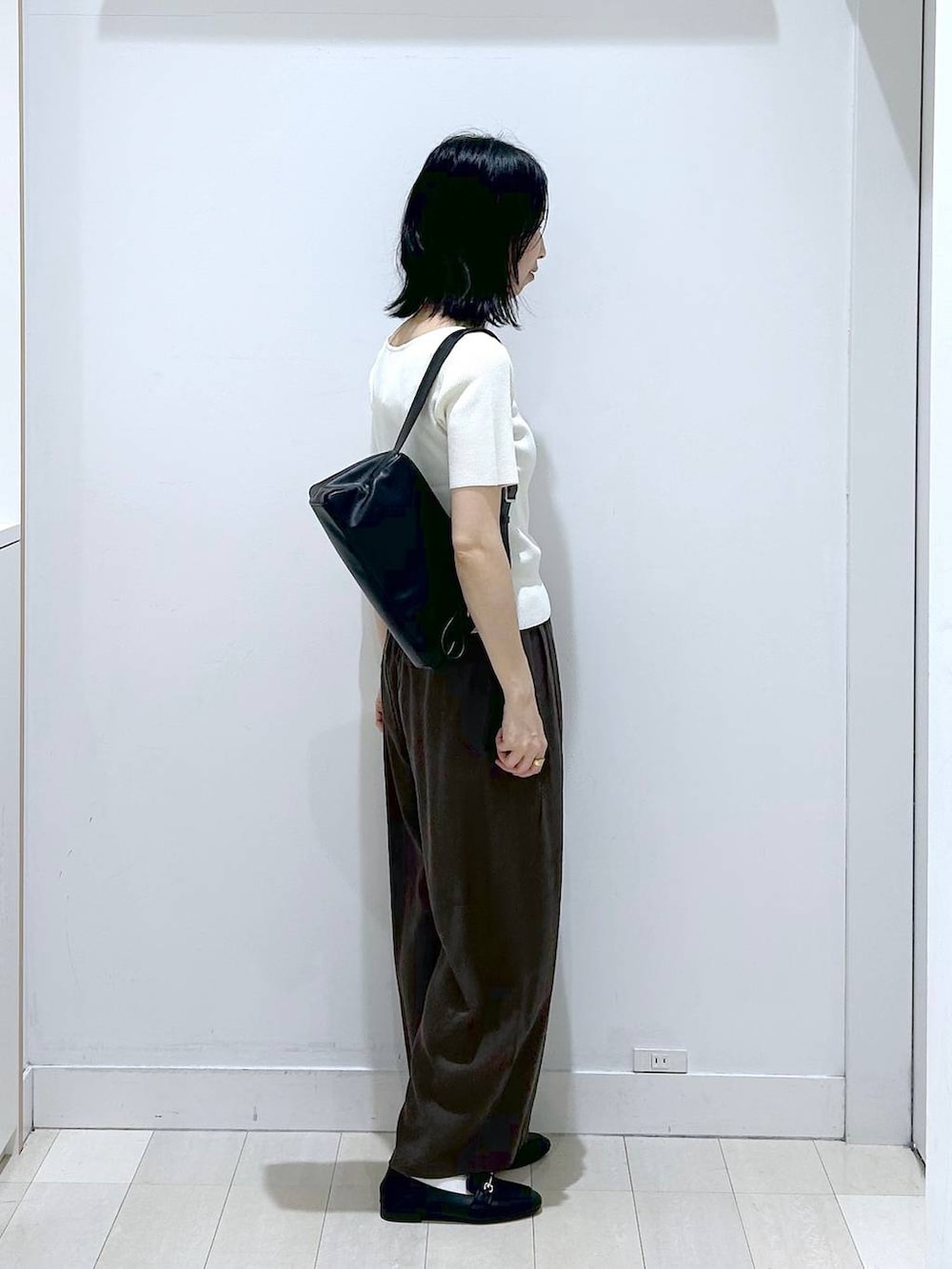 ブラック系のローファー、ブラウン系のその他パンツ、ブラック系のショルダーバッグを着用したレディースの春コーディネートの4枚目の写真