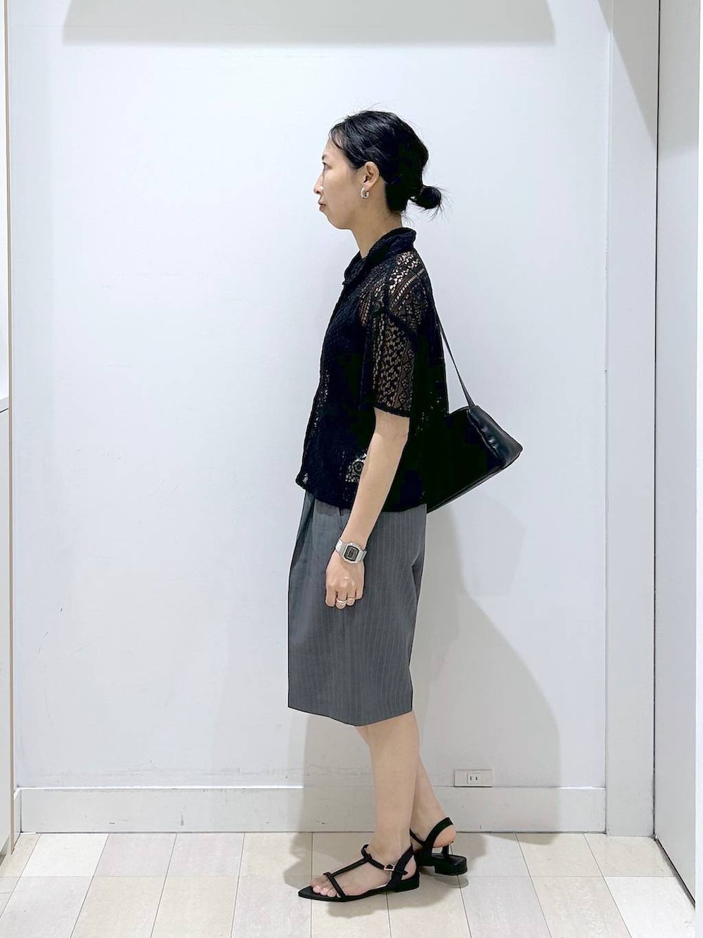 ブラック系のショルダーバッグ、グレー系のその他パンツ、ブラック系のシャツ/ブラウスを着用したレディースの夏コーディネートの2枚目の写真