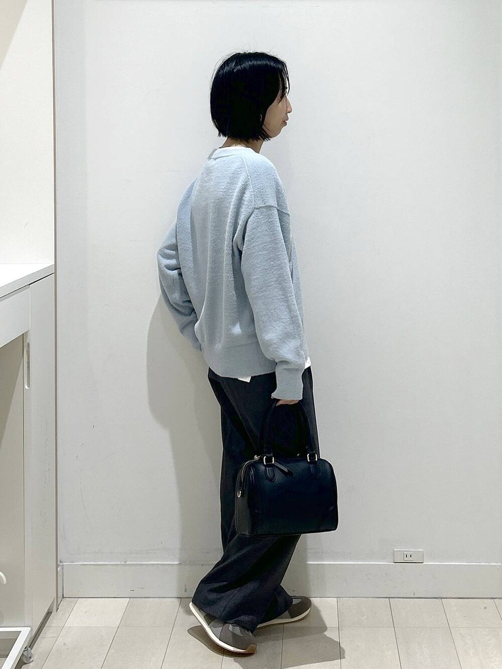 グレー系のスニーカー、グレー系のその他パンツ、ホワイト系のTシャツ/カットソーを着用したレディースの秋コーディネートの2枚目の写真