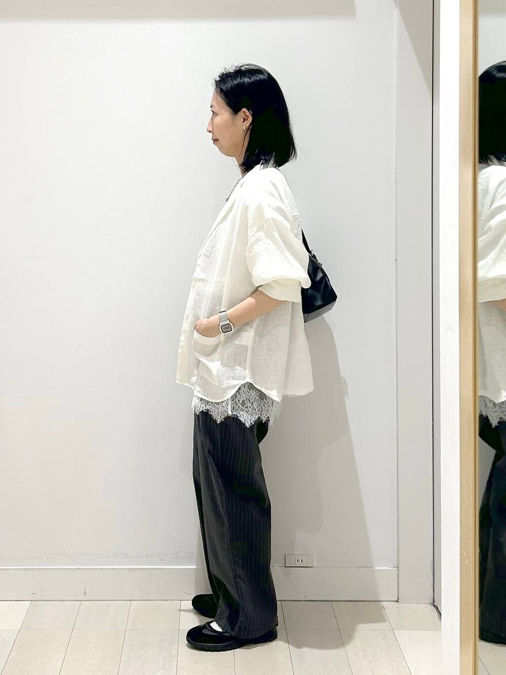 ホワイト系のシャツ/ブラウス、グレー系のその他パンツ、ホワイト系のTシャツ/カットソーを着用したレディースの春コーディネートの2枚目の写真