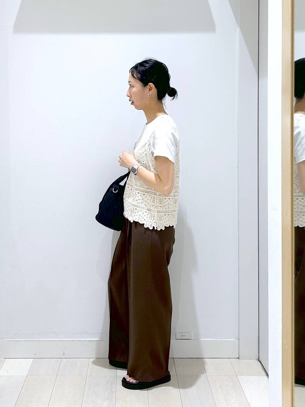 ブラック系のトートバッグ、ブラウン系のその他パンツ、ホワイト系のTシャツ/カットソーを着用したレディースの夏コーディネートの2枚目の写真