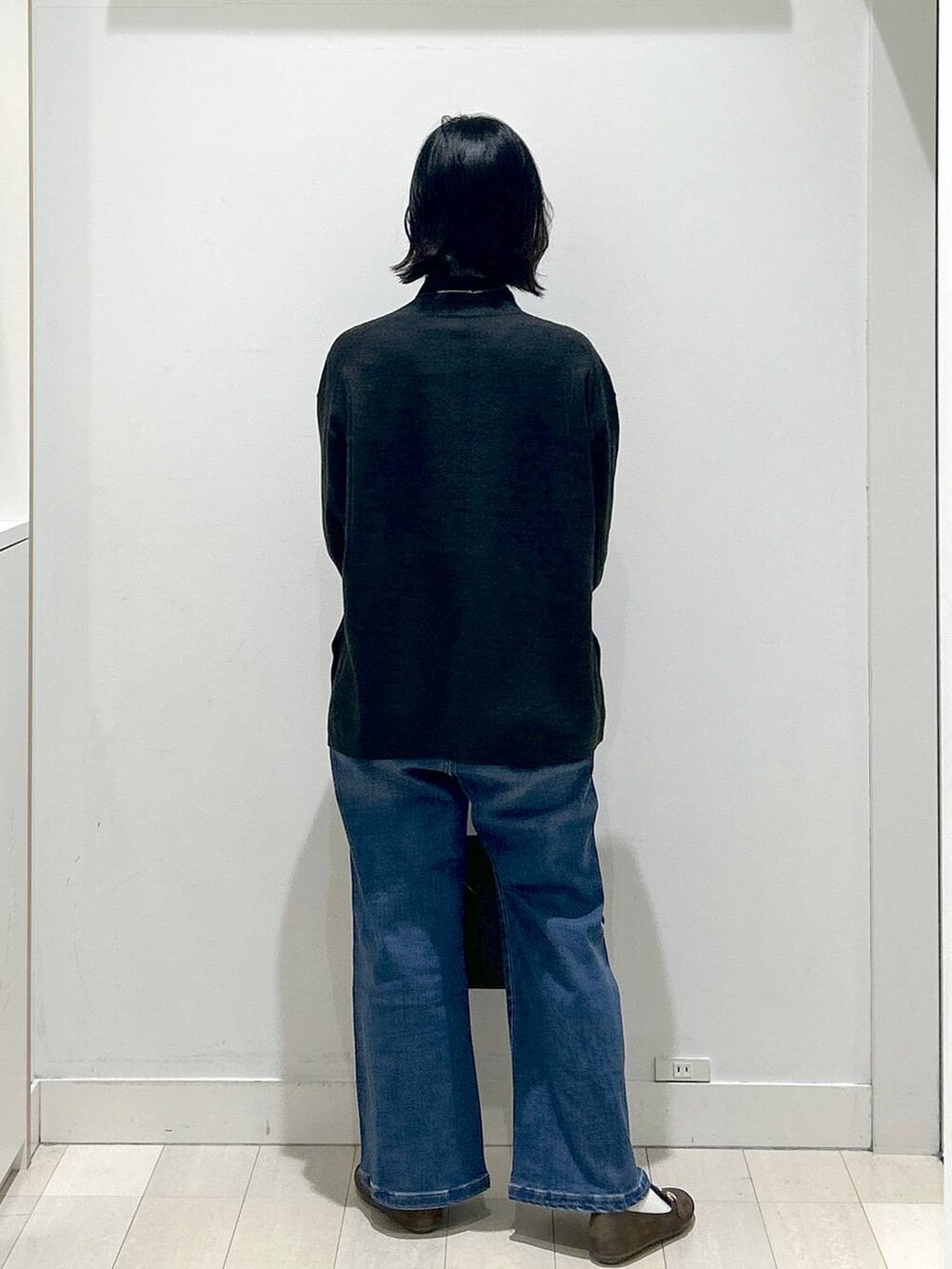 ブラウン系のボストンバッグ、グレー系のニット/セーター、ブラウン系のローファーを着用したレディースの冬コーディネートの3枚目の写真