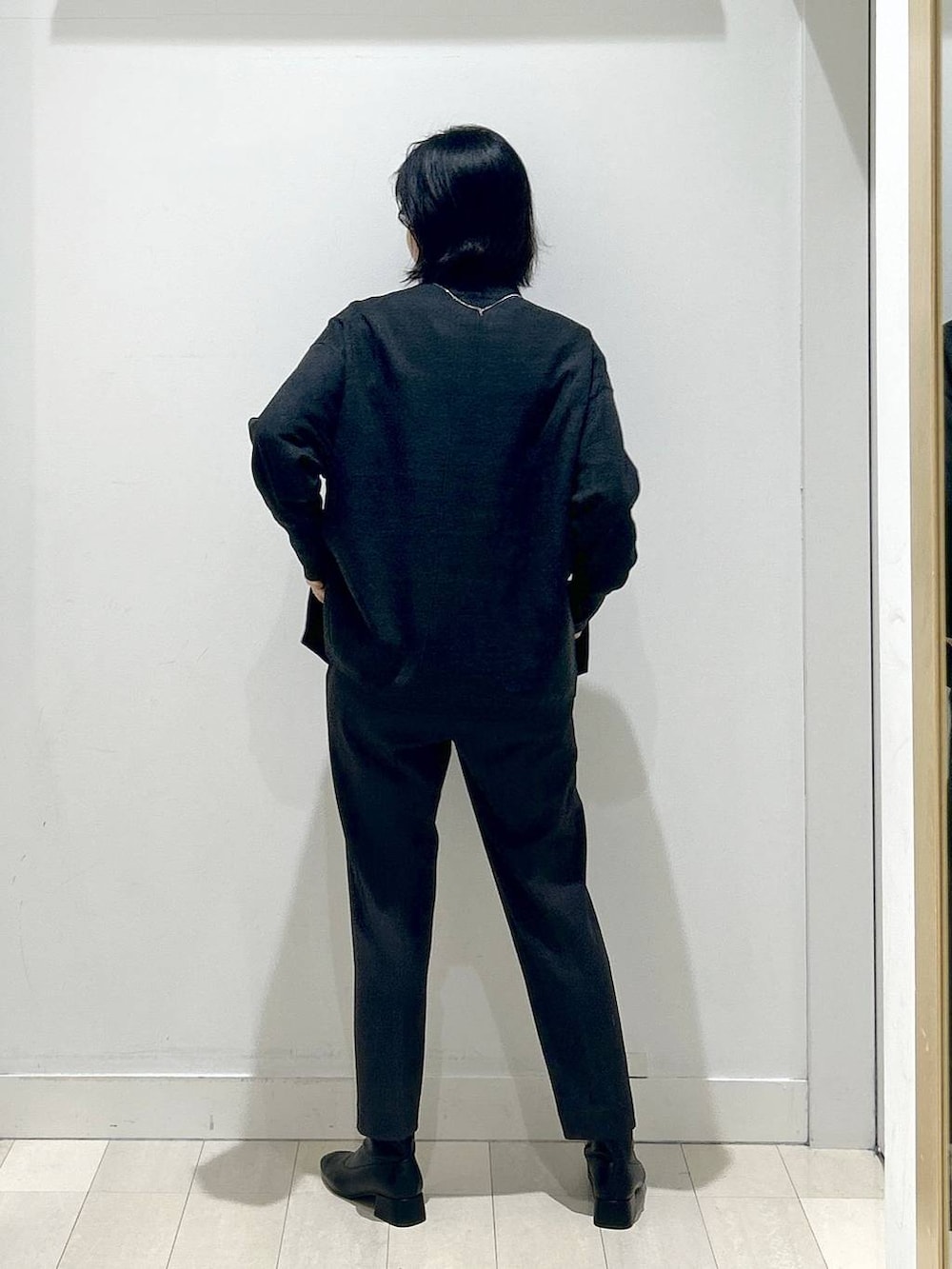 ブラウン系のチェスターコート、グレー系のその他パンツ、グレー系のニット/セーターを着用したレディースの冬コーディネートの8枚目の写真