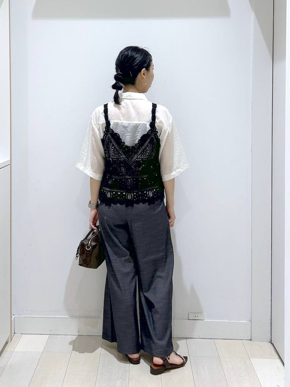 ブラック系のその他パンツ、ホワイト系のシャツ/ブラウス、ブラウン系のボストンバッグを着用したレディースの夏コーディネートの3枚目の写真
