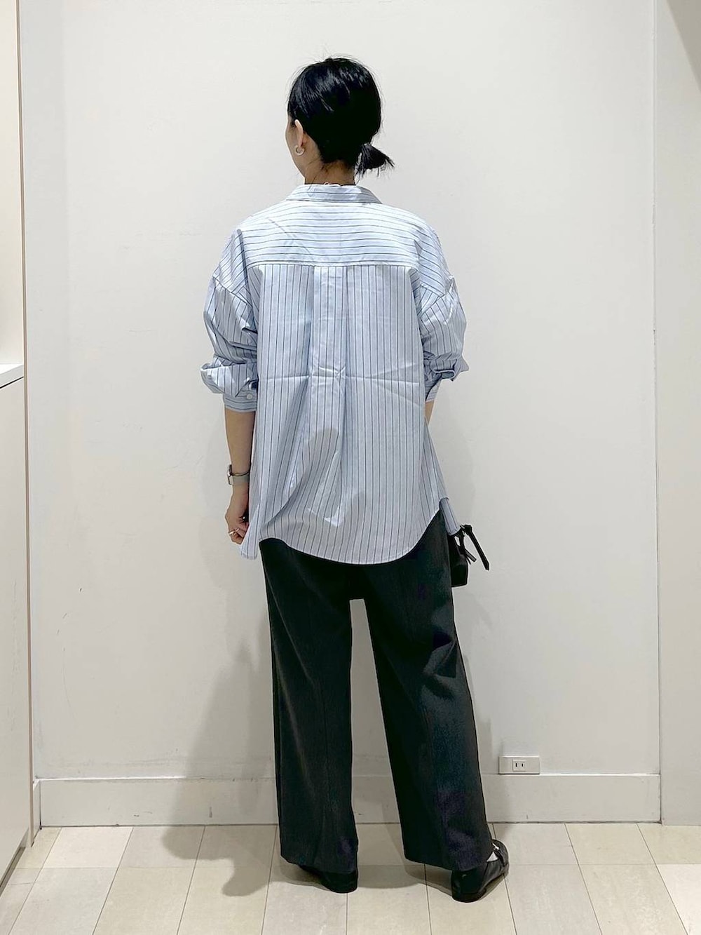 ブラック系のローファー、ブルー系のシャツ/ブラウス、グレー系のその他パンツを着用したレディースの春コーディネートの3枚目の写真
