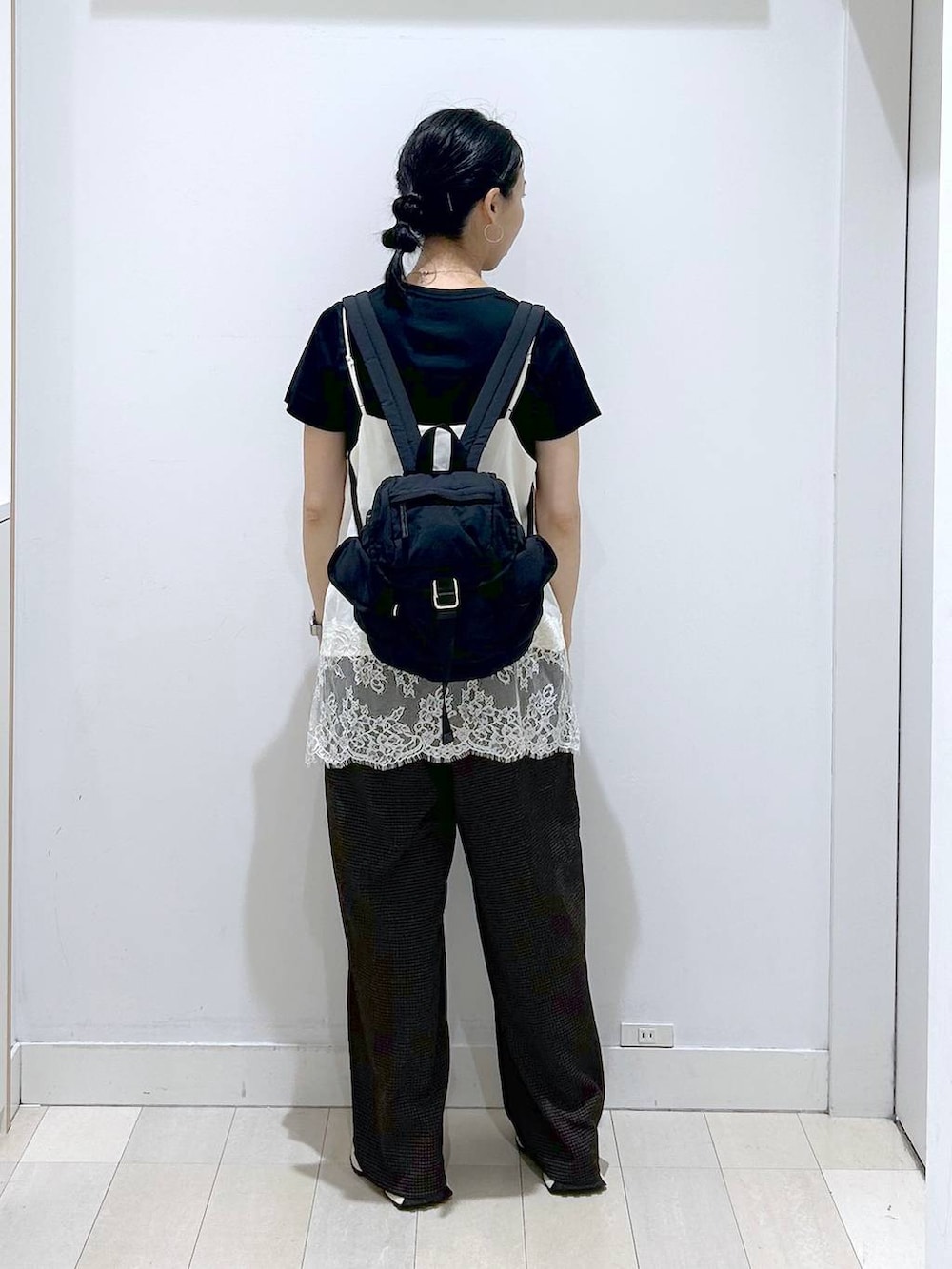 ブラック系のバックパック/リュック、ホワイト系のキャミソール、ホワイト系のTシャツ/カットソーを着用したレディースの夏コーディネートの3枚目の写真
