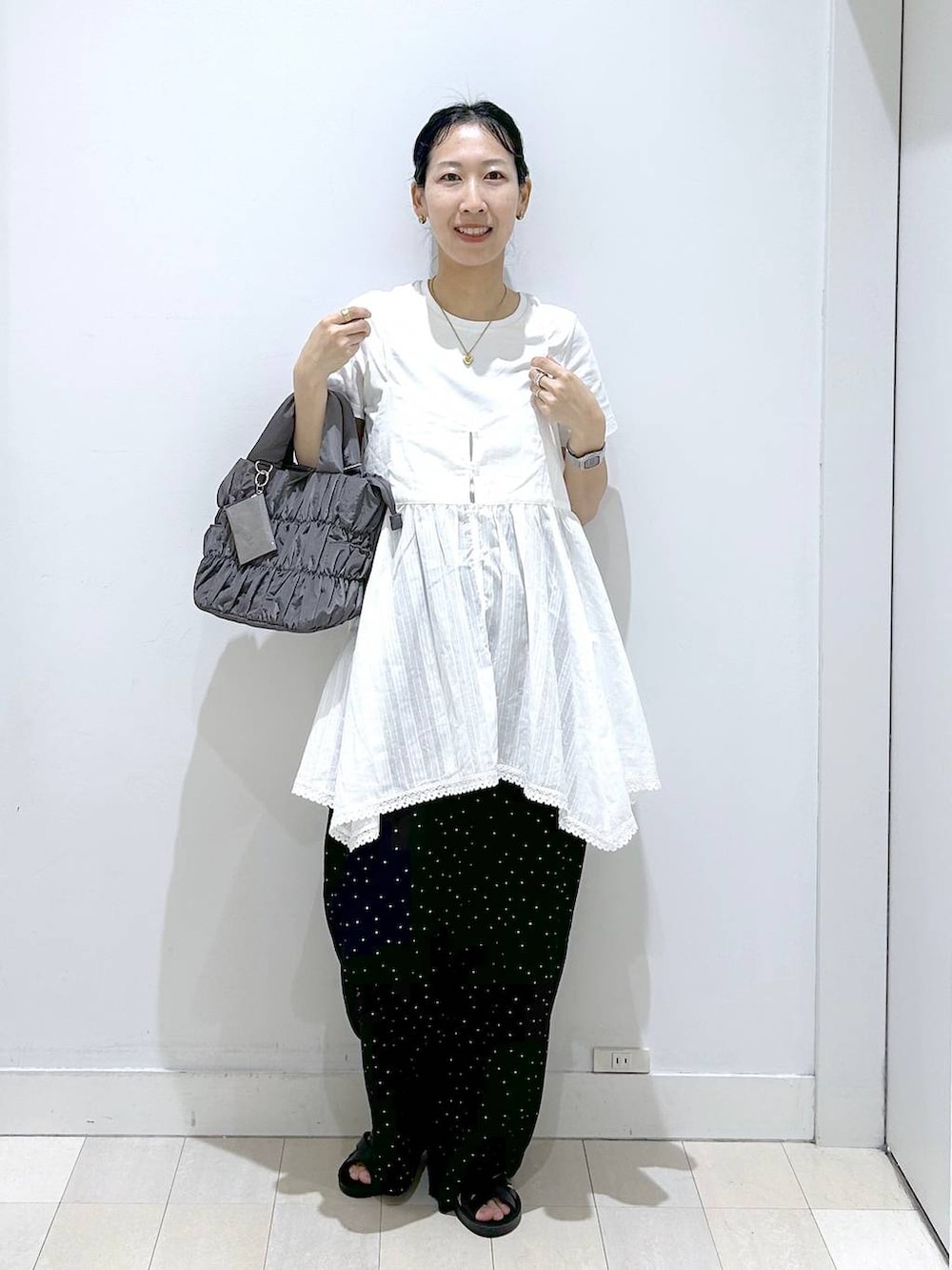 ホワイト系のシャツ/ブラウス、その他のその他パンツ、グレー系のトートバッグを着用したレディースの夏コーディネートの5枚目の写真