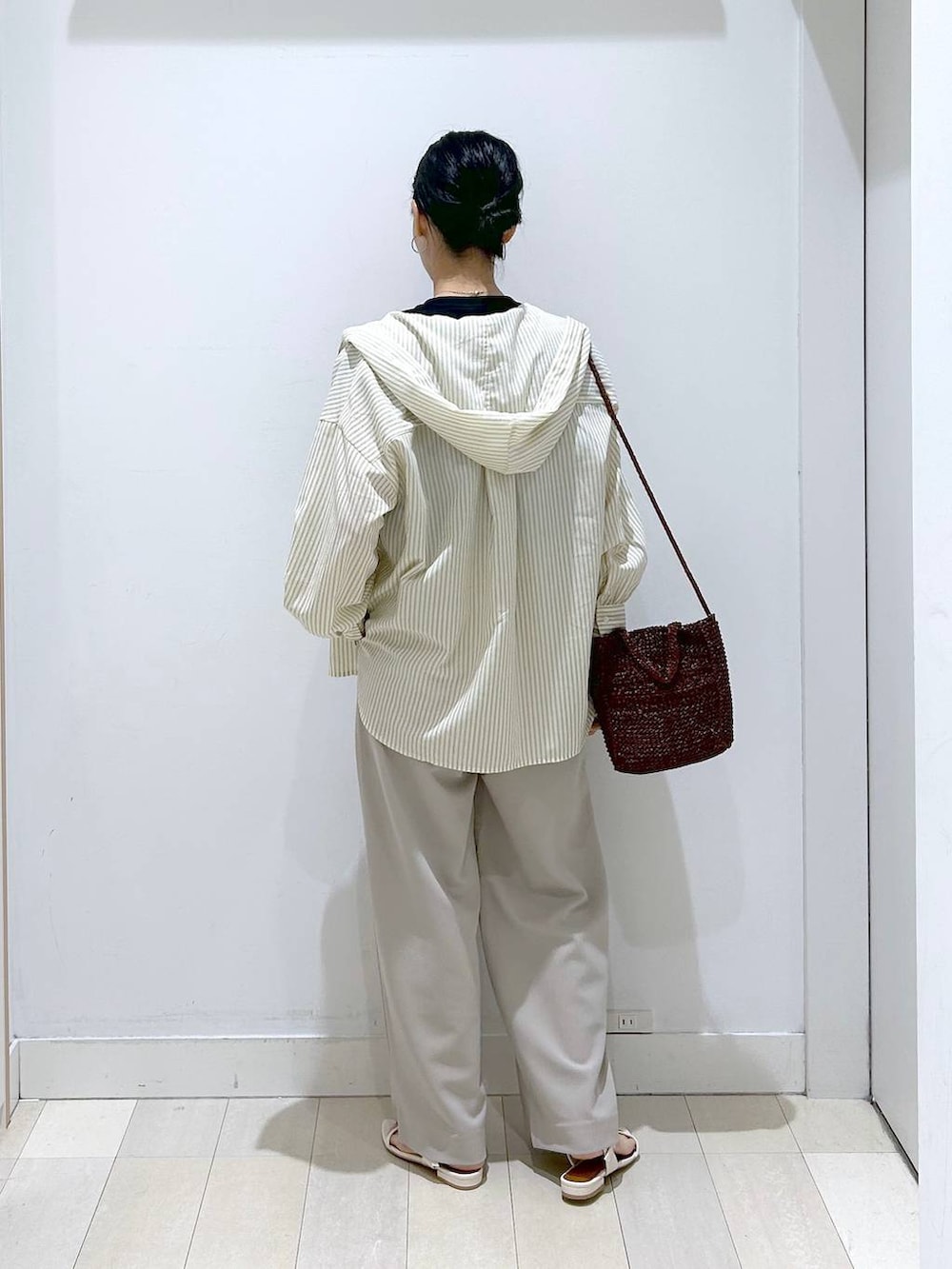 ブラック系のTシャツ/カットソー、ブラウン系のTシャツ/カットソー、ベージュ系のその他パンツを着用したレディースの夏コーディネートの3枚目の写真