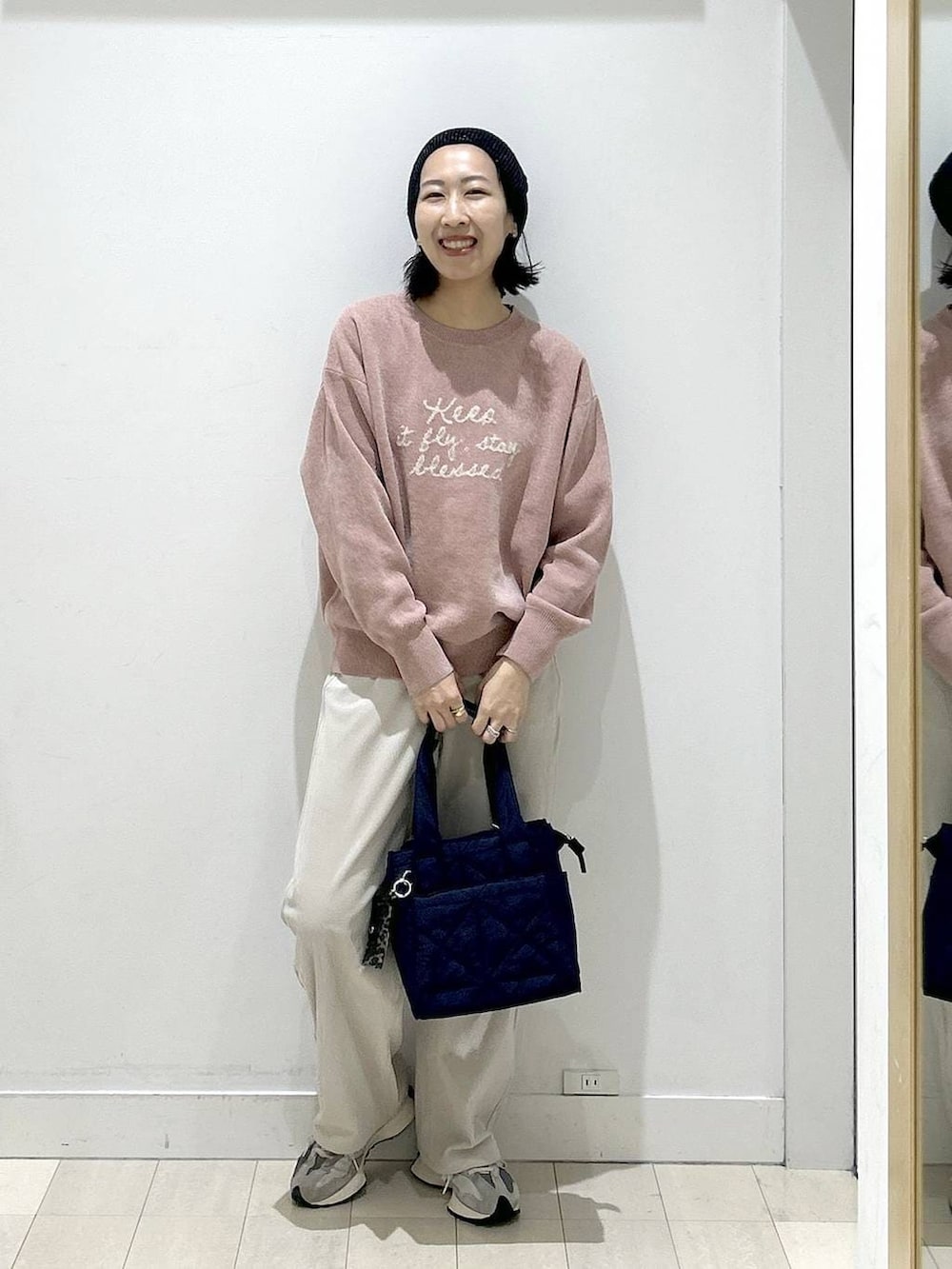 ブルー系のトートバッグ、グレー系のその他パンツ、ブラック系のニットキャップ/ビーニーを着用したレディースの冬コーディネートの5枚目の写真