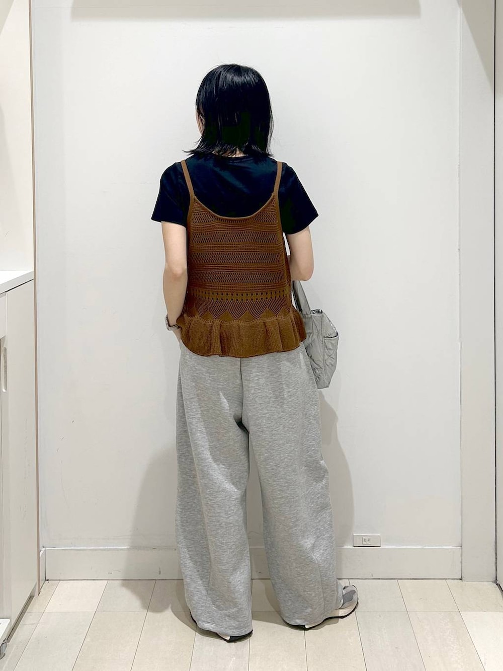 シルバー系のトートバッグ、ブラック系のTシャツ/カットソー、グレー系のその他パンツを着用したレディースの春コーディネートの3枚目の写真