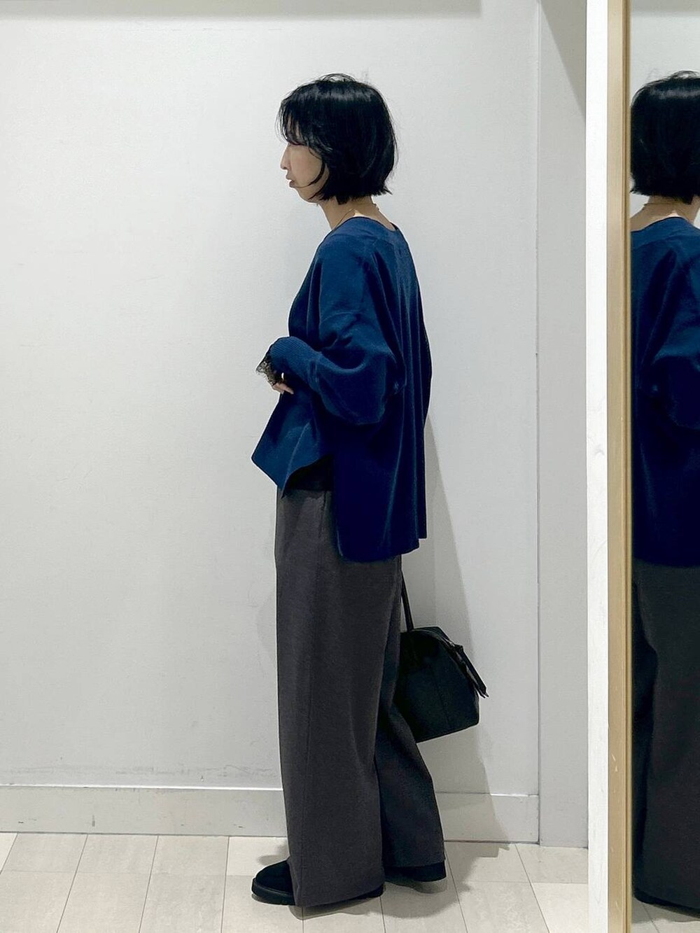 ブラック系のボストンバッグ、ブラック系のローファー、ブラック系のTシャツ/カットソーを着用したレディースの秋コーディネートの4枚目の写真