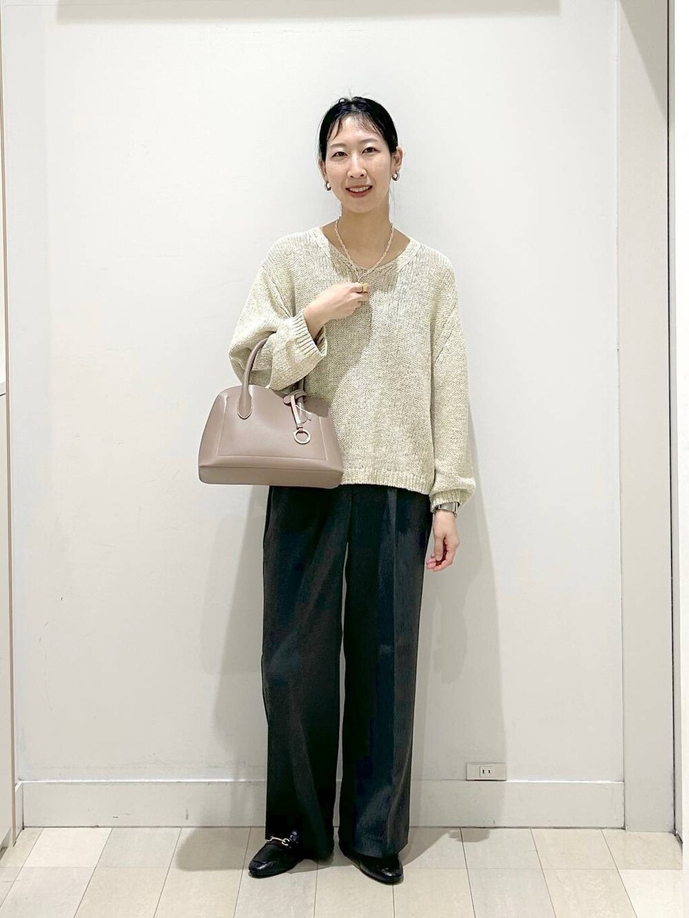 ブラック系のローファー、ベージュ系のショルダーバッグ、グレー系のその他パンツを着用したレディースの春コーディネートの5枚目の写真