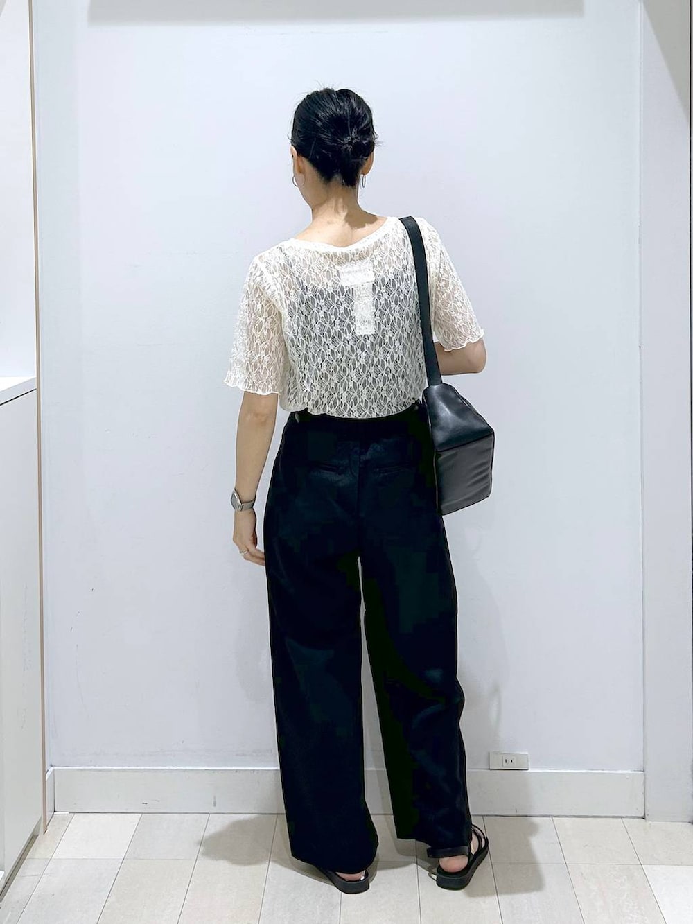 ブラック系のその他パンツ、ブラック系のショルダーバッグ、ホワイト系のTシャツ/カットソーを着用したレディースの夏コーディネートの3枚目の写真