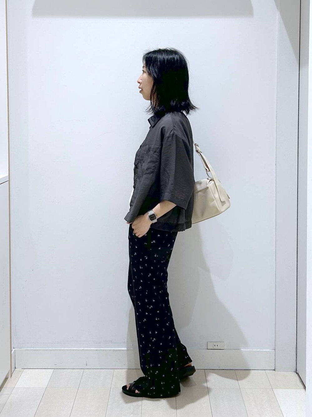 グレー系のシャツ/ブラウス、ホワイト系のタンクトップ、ブラック系のサンダルを着用したレディースの夏コーディネートの2枚目の写真