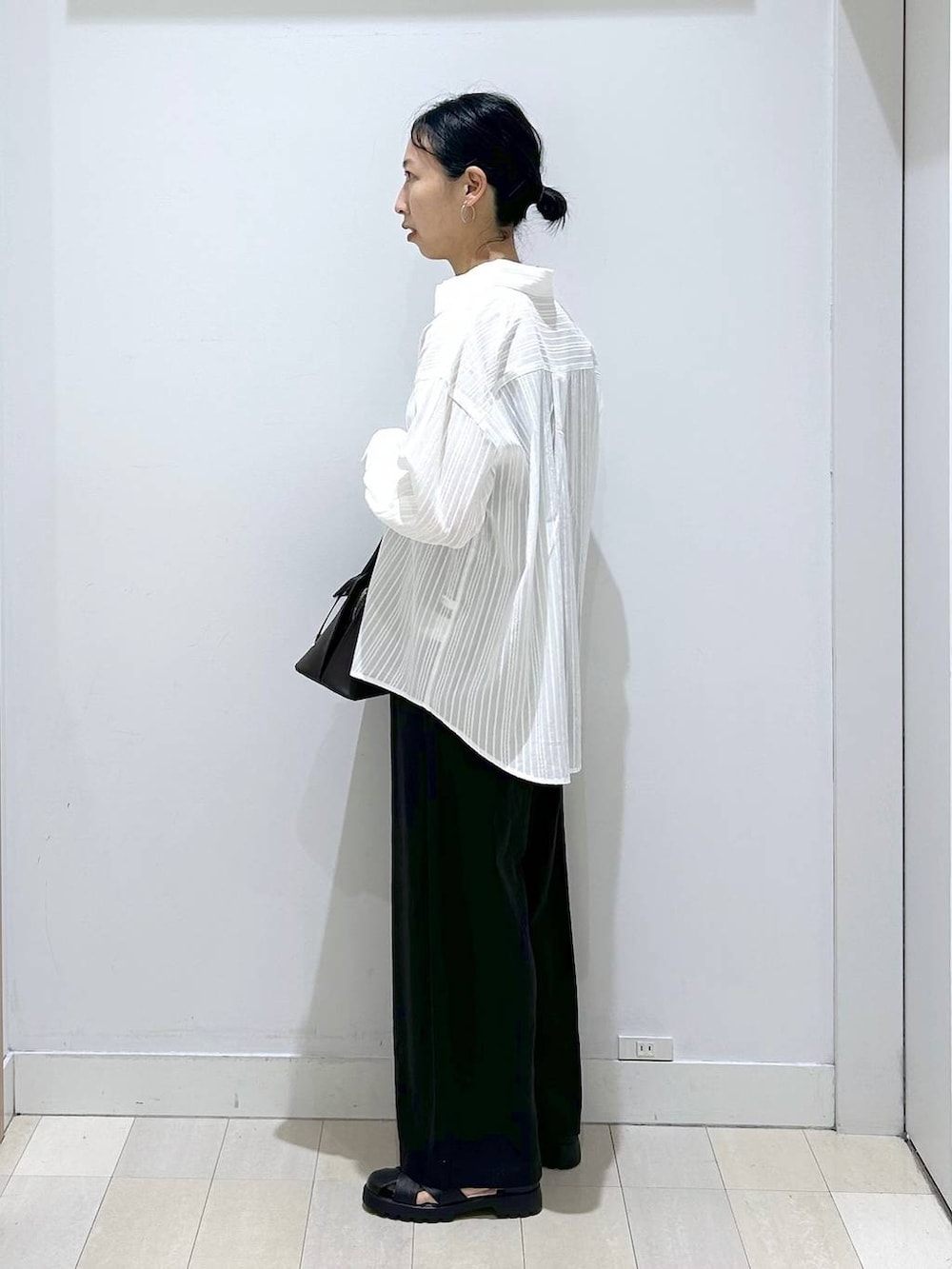 ブラック系のショルダーバッグ、ブラック系のその他パンツ、ブラック系のサンダルを着用したレディースの春コーディネートの2枚目の写真
