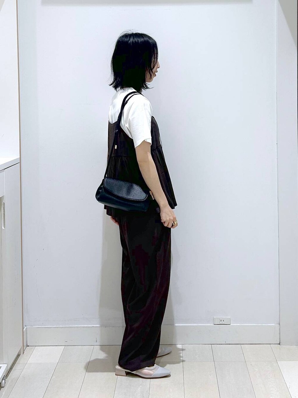 ブラック系のショルダーバッグ、ブラウン系のその他パンツ、ブラック系のTシャツ/カットソーを着用したレディースの春コーディネートの4枚目の写真