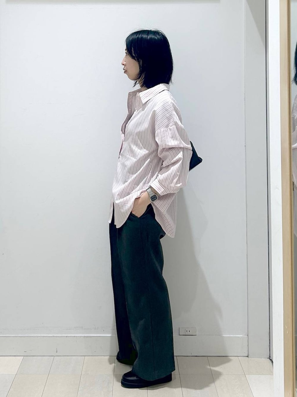 ブラック系のローファー、ピンク系のシャツ/ブラウス、グレー系のTシャツ/カットソーを着用したレディースの春コーディネートの2枚目の写真