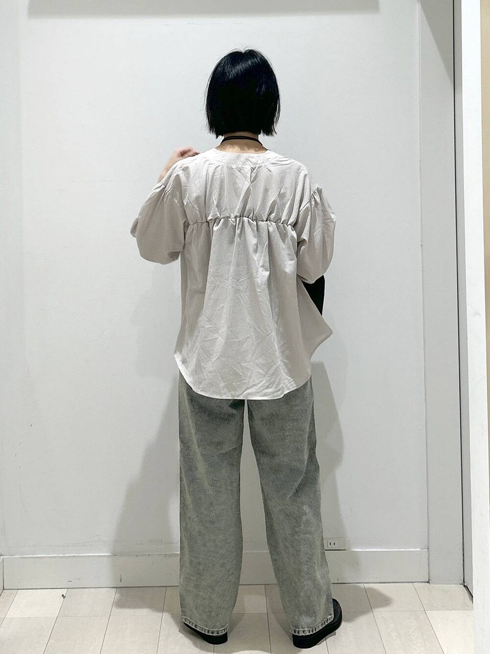 ブラック系のローファー、ブルー系のデニムパンツ、ベージュ系のシャツ/ブラウスを着用したレディースの秋コーディネートの3枚目の写真