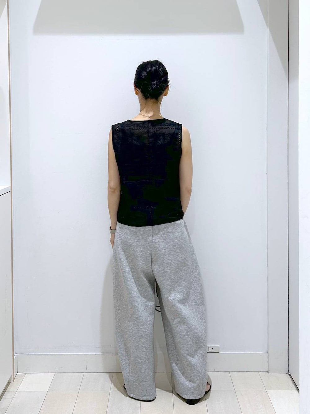 グレー系のトートバッグ、グレー系のその他パンツ、ブラック系のベストを着用したレディースの夏コーディネートの3枚目の写真
