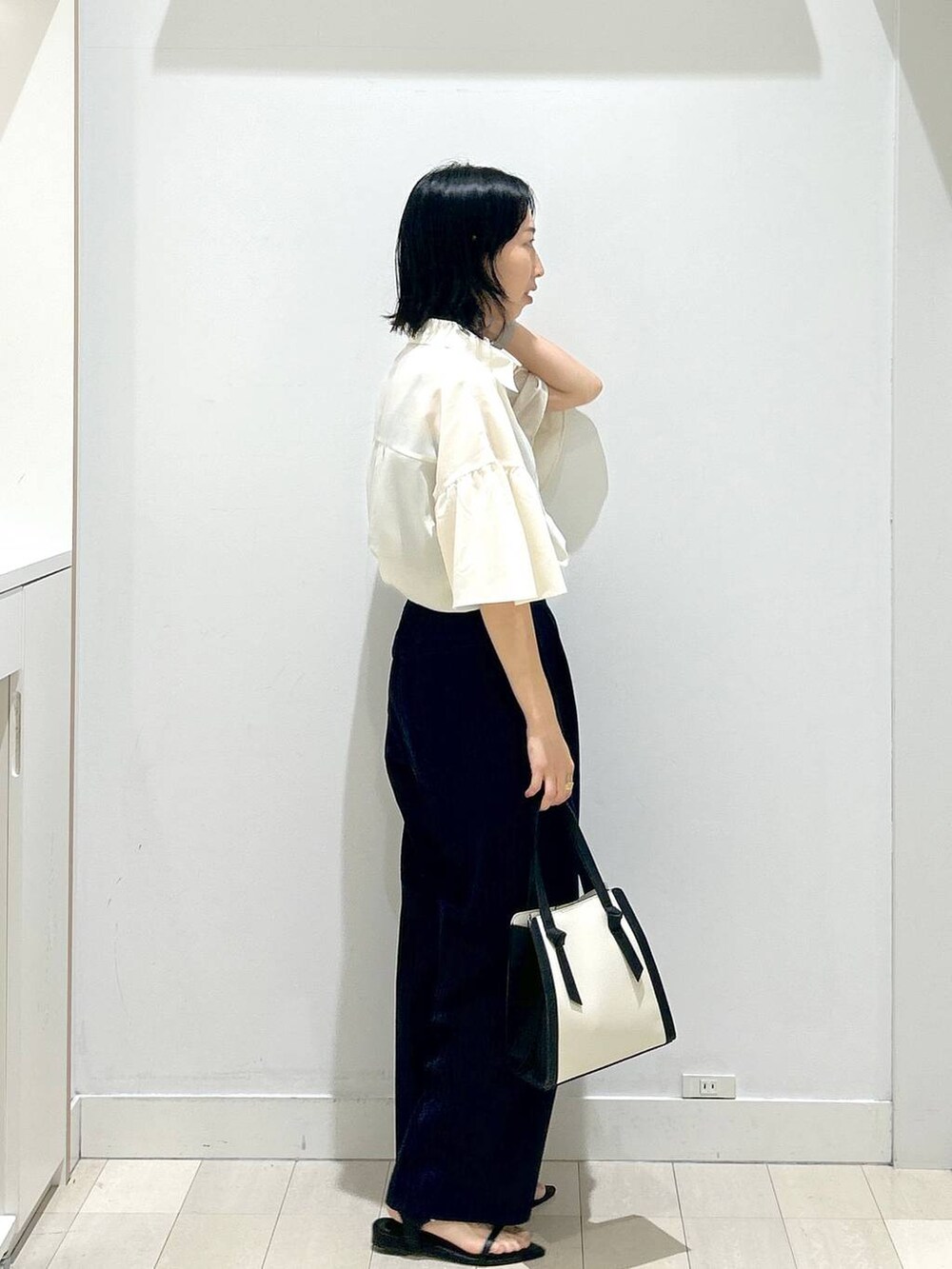 「体型カバー、着痩せ・細見え、ベーシック/シンプル、GLOBAL WORK、ウツクシルエット_GLOBAL WORK、ウツクシルエットでいこう、ウツクシルエットパンツ_GLOBAL WORK、ブラウス、夏コーデ」｜「GLOBAL WORKのスペ軽変形3WAYBAG/234491（ショルダーバッグ、ホワイト系）」を使った、rellraさん（レディース・159cm）の夏コーディネートの2枚目の写真