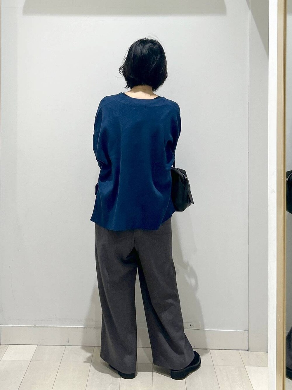 ブラック系のボストンバッグ、ブラック系のローファー、ブラック系のTシャツ/カットソーを着用したレディースの秋コーディネートの3枚目の写真