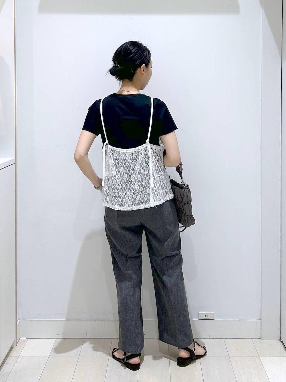グレー系のトートバッグ、グレー系のその他パンツ、ブラック系のTシャツ/カットソーを着用したレディースの夏コーディネートの3枚目の写真