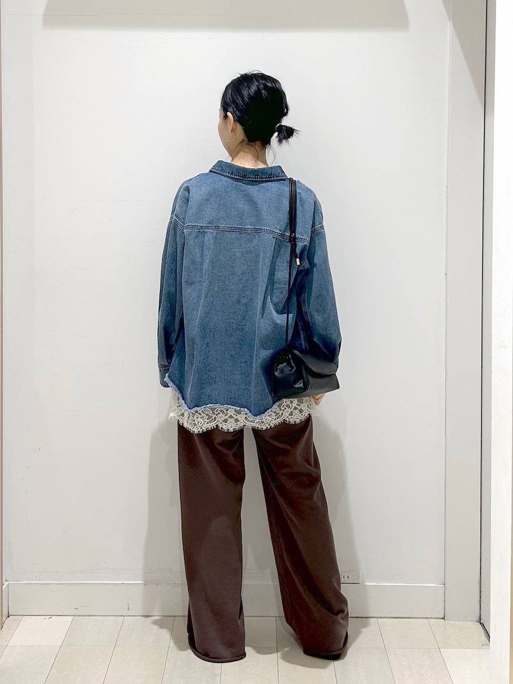 ブラック系のローファー、ブラック系のショルダーバッグ、ブルー系のシャツ/ブラウスを着用したレディースの春コーディネートの3枚目の写真