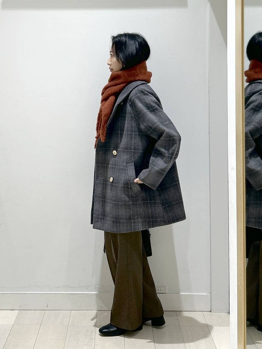 その他のチェスターコート、ホワイト系のニット/セーター、ブラウン系のその他パンツを着用したレディースの冬コーディネートの4枚目の写真