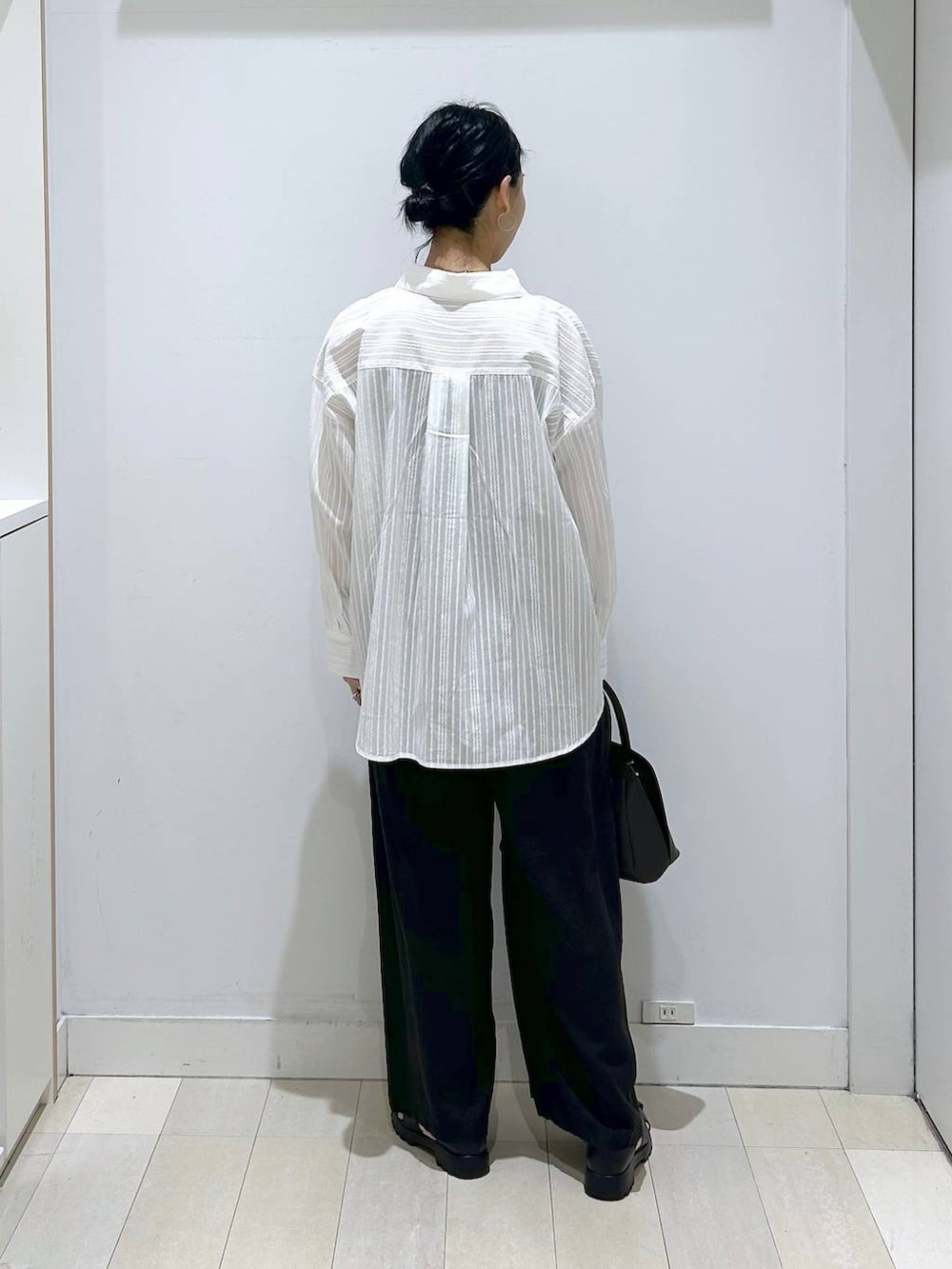 ブラック系のショルダーバッグ、ブラック系のその他パンツ、ブラック系のサンダルを着用したレディースの春コーディネートの3枚目の写真