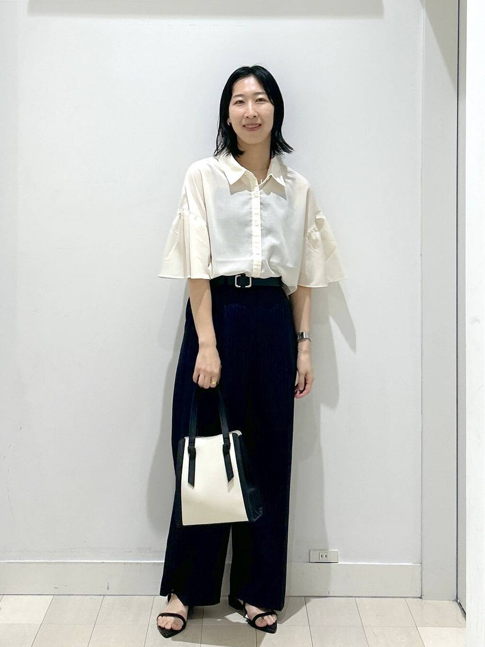 「体型カバー、着痩せ・細見え、ベーシック/シンプル、GLOBAL WORK、ウツクシルエット_GLOBAL WORK、ウツクシルエットでいこう、ウツクシルエットパンツ_GLOBAL WORK、ブラウス、夏コーデ」｜「GLOBAL WORKのスペ軽変形3WAYBAG/234491（ショルダーバッグ、ホワイト系）」を使った、rellraさん（レディース・159cm）の夏コーディネートの5枚目の写真