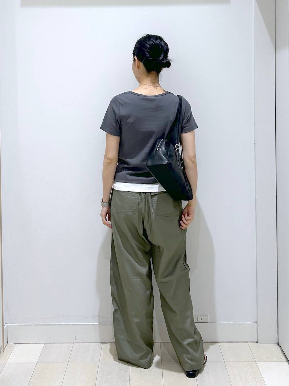 ブラック系のショルダーバッグ、グリーン系のその他パンツ、グレー系のTシャツ/カットソーを着用したレディースの夏コーディネートの3枚目の写真