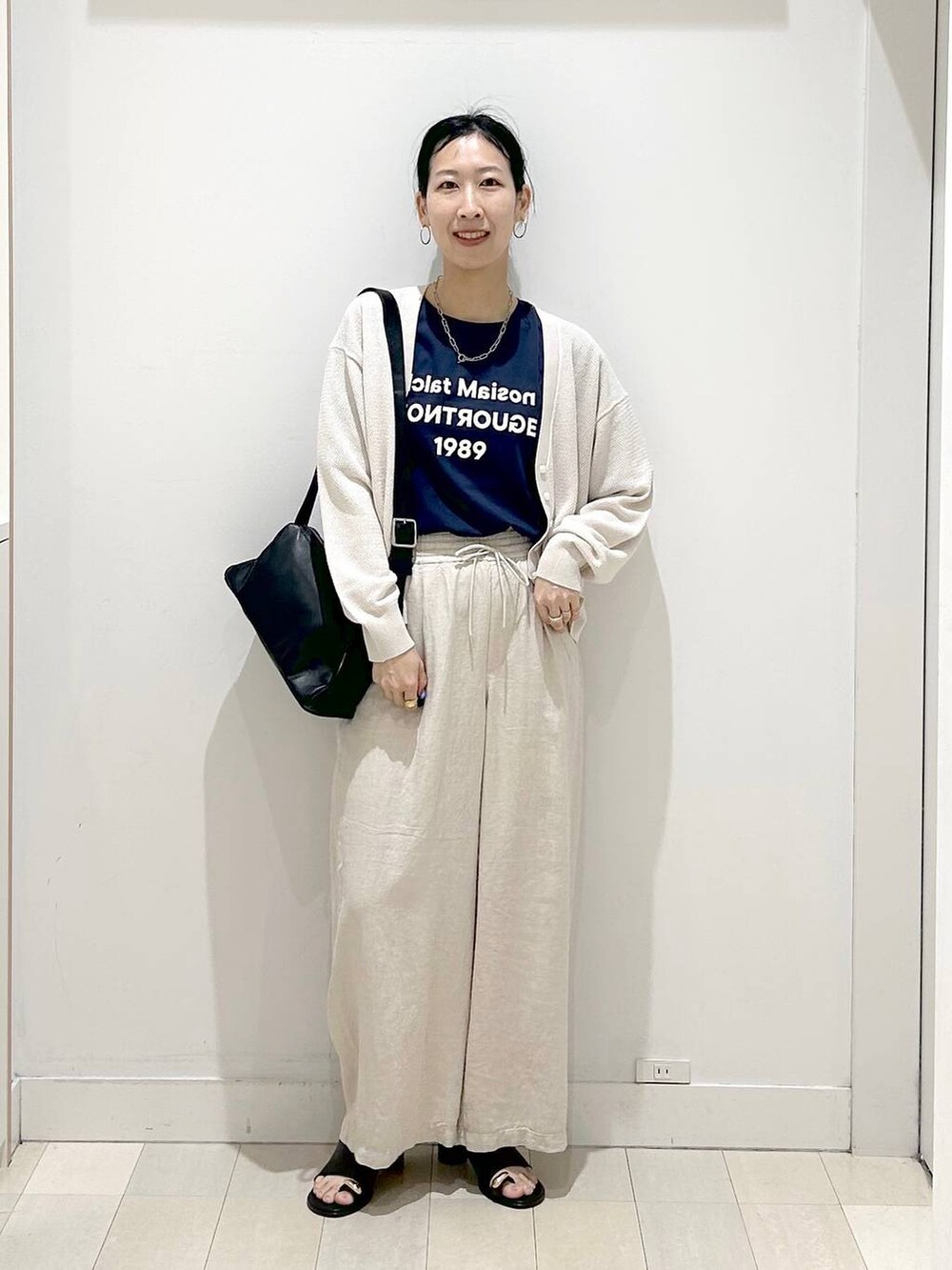 ホワイト系のその他パンツ、ブラック系のショルダーバッグ、ブルー系のTシャツ/カットソーを着用したレディースの春コーディネートの5枚目の写真