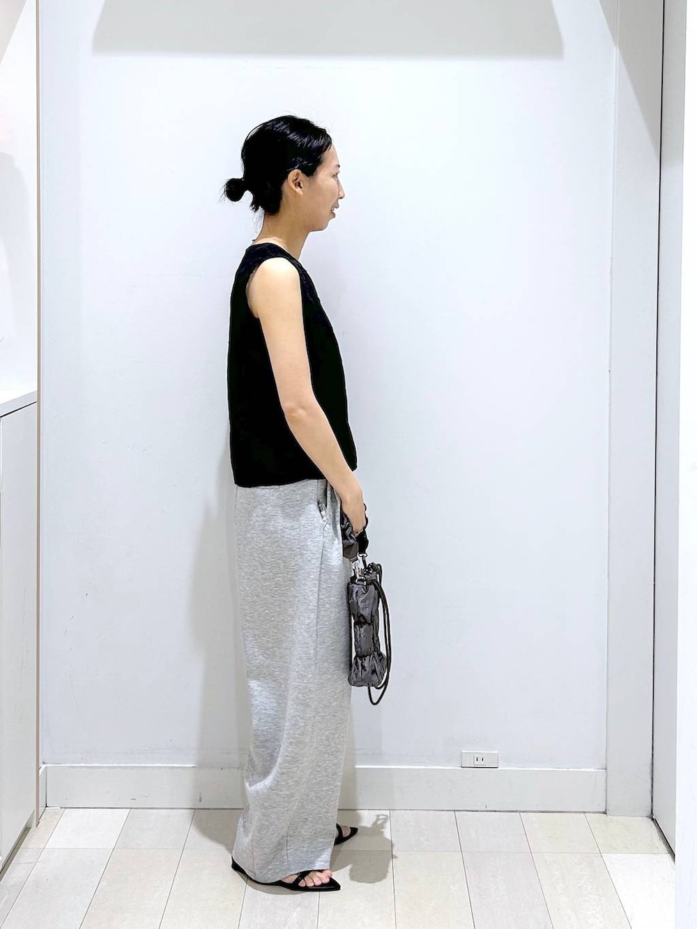 グレー系のトートバッグ、グレー系のその他パンツ、ブラック系のベストを着用したレディースの夏コーディネートの4枚目の写真