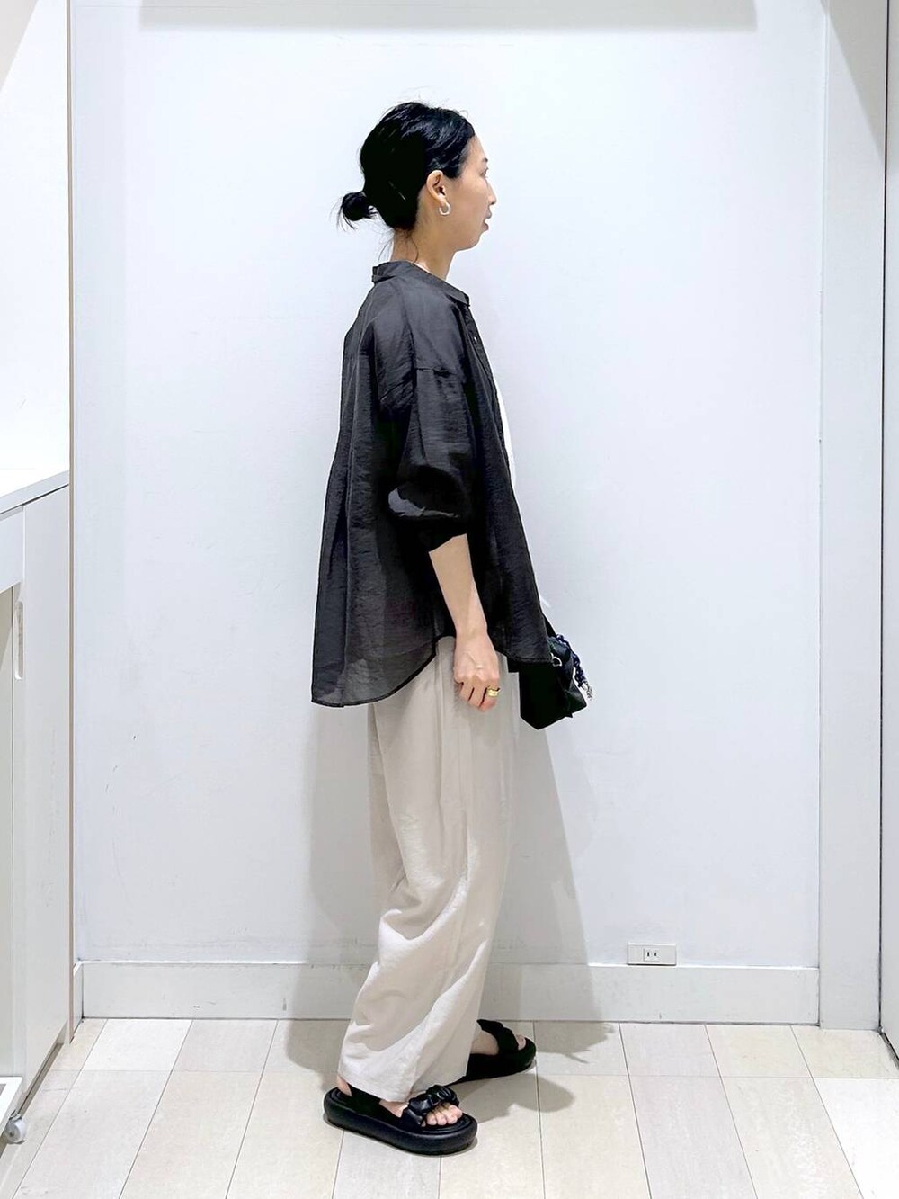 ベージュ系のその他パンツ、グレー系のシャツ/ブラウス、ホワイト系のTシャツ/カットソーを着用したレディースの春コーディネートの4枚目の写真