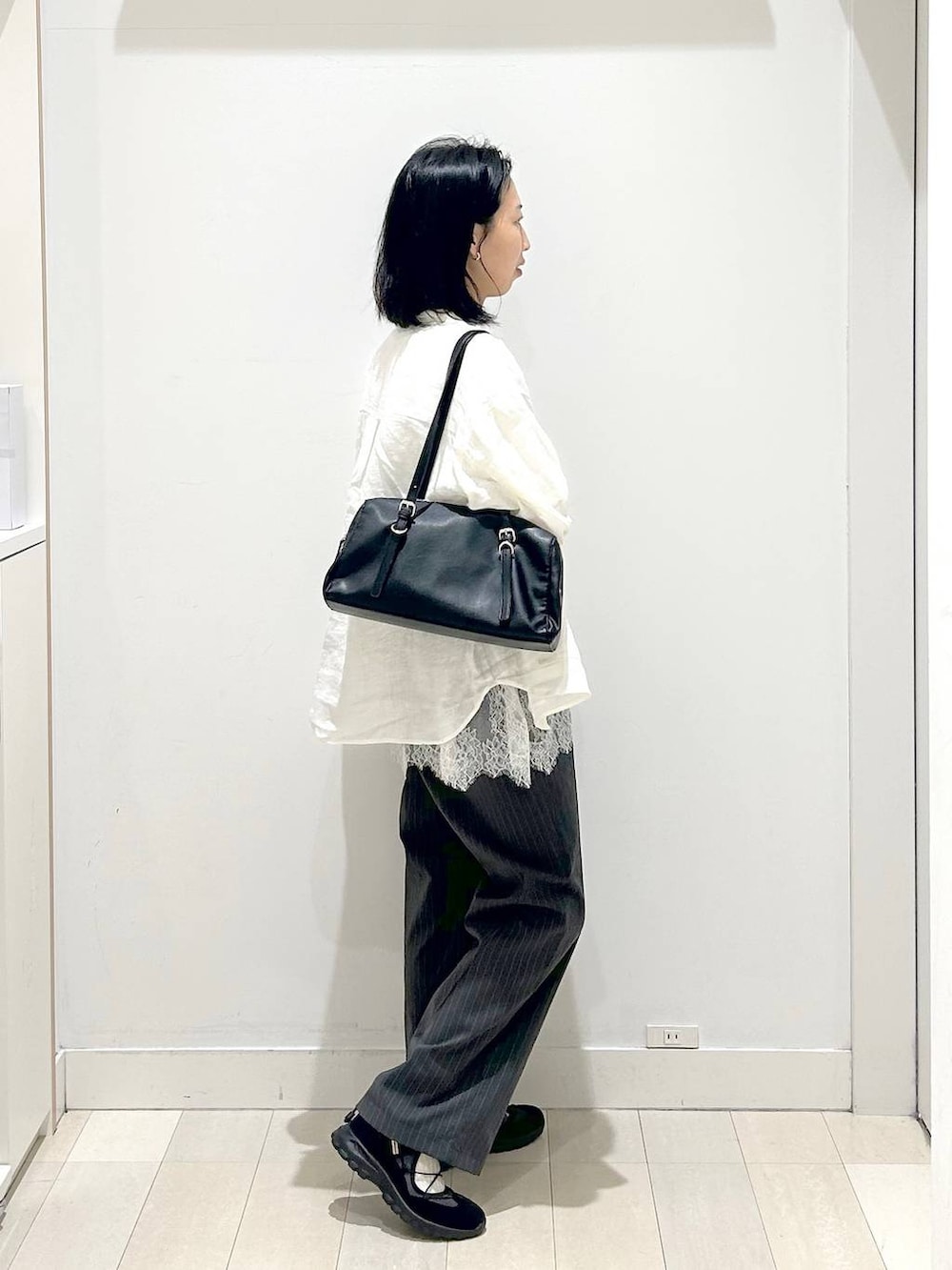 ホワイト系のシャツ/ブラウス、グレー系のその他パンツ、ホワイト系のTシャツ/カットソーを着用したレディースの春コーディネートの4枚目の写真