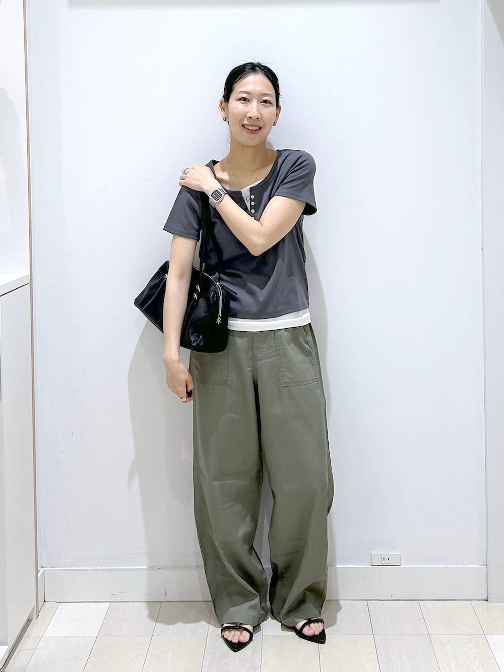 ブラック系のショルダーバッグ、グリーン系のその他パンツ、グレー系のTシャツ/カットソーを着用したレディースの夏コーディネートの5枚目の写真