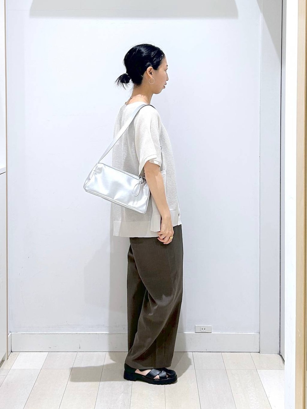 ブラウン系のその他パンツ、シルバー系のショルダーバッグ、ブラック系のタンクトップを着用したレディースの春コーディネートの4枚目の写真